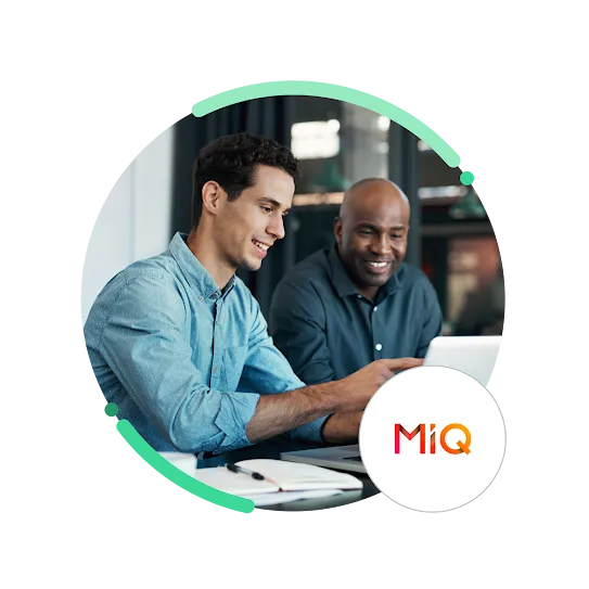 Image de deux professionnels qui travaillent sur un ordinateur portable en discutant, avec le logo de MiQ