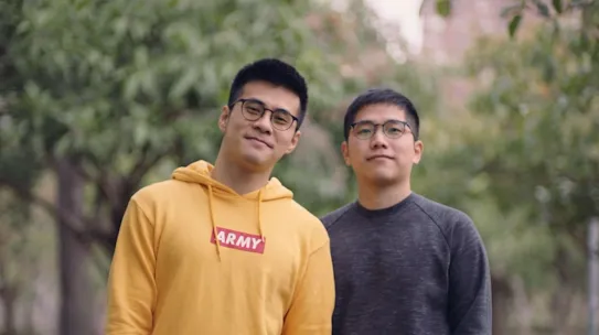照片中是一對在笑的伴侶