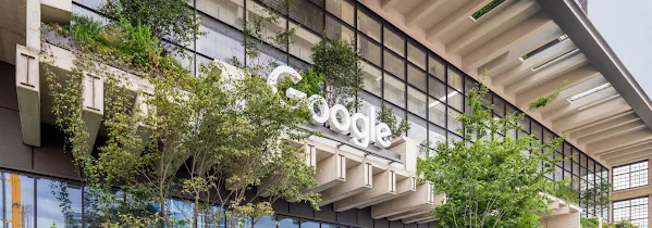무성한 녹음과 흰색 Google 간판이 있는 세인트존스 터미널 북쪽 출입구의 전경입니다.